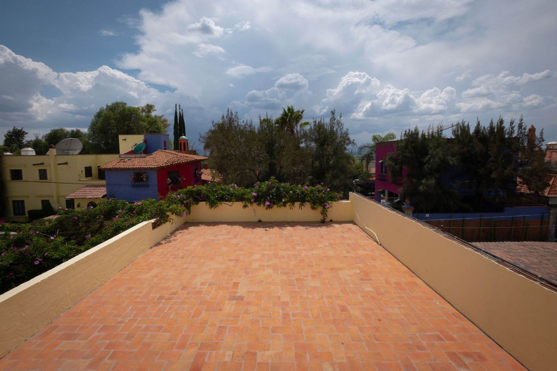 27. Single Family Homes for Sale at Casa Bandido Gallos 16, Los Frailes San Miguel De Allende, Guanajuato 37790 Mexico