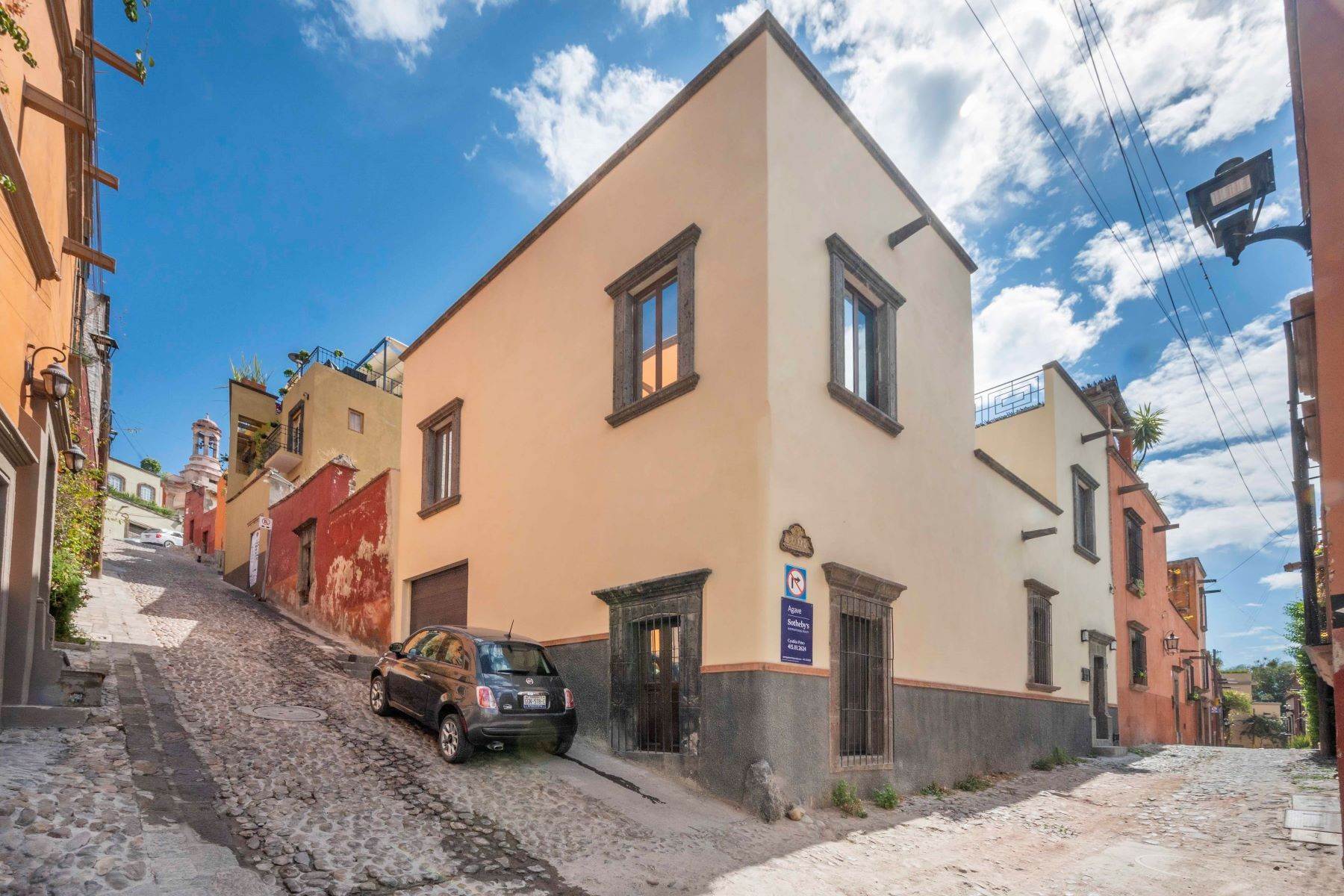 30. Single Family Homes for Sale at Casa Delphine Garza 4 San Miguel De Allende, Guanajuato 37700 Mexico