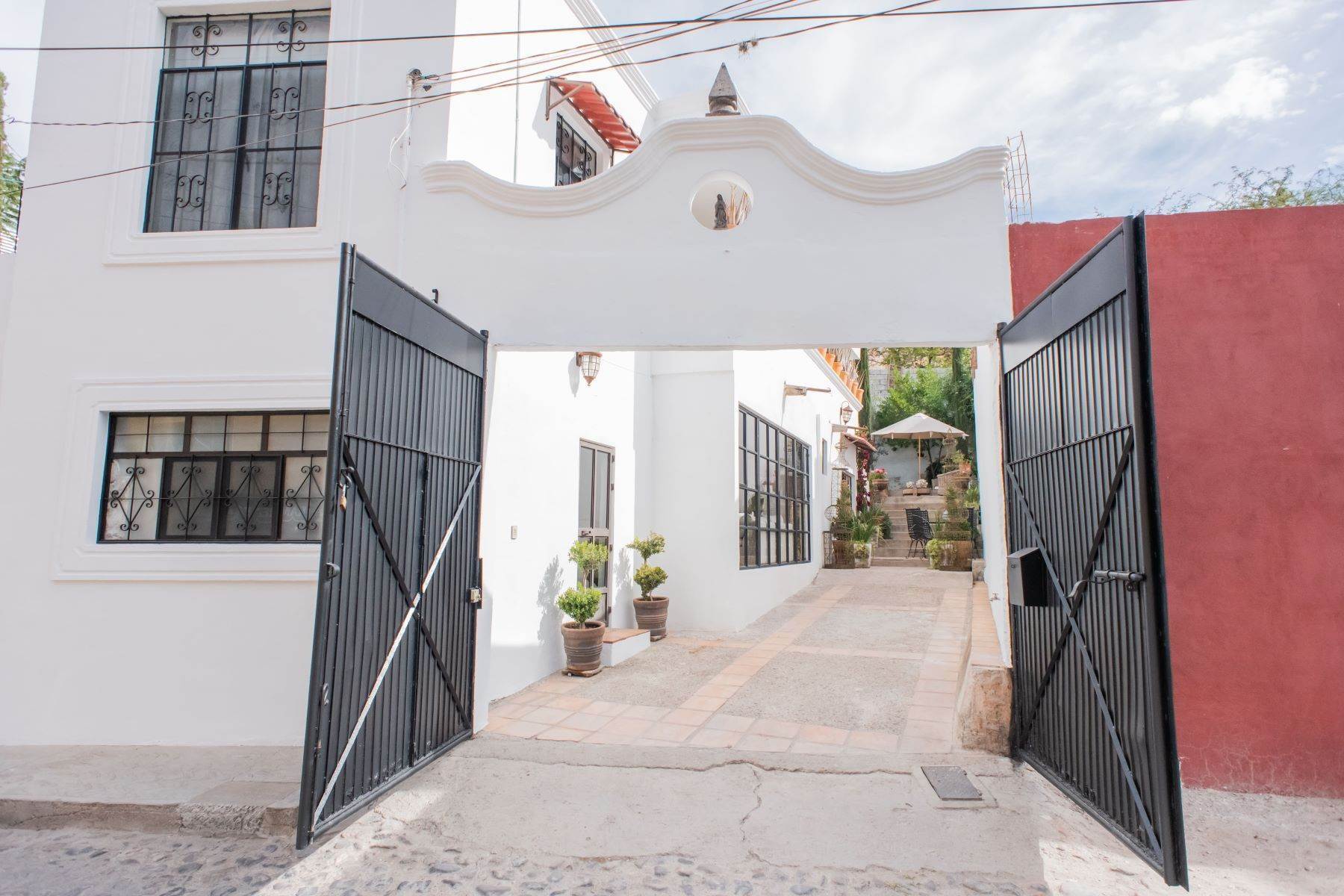 27. Single Family Homes for Sale at Casa del Toro Callejon del Toro 13 San Miguel De Allende, Guanajuato 37750 Mexico