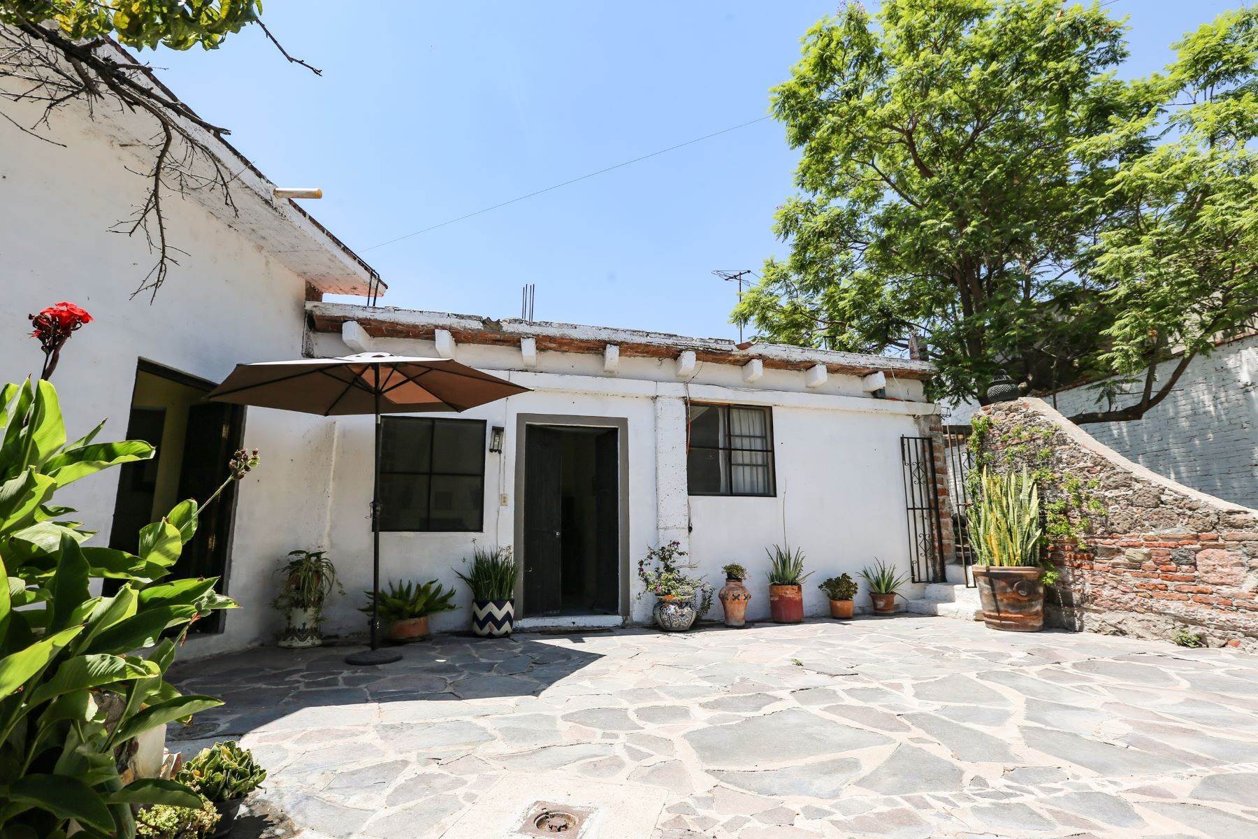 Single Family Homes for Sale at Casa Colibri con Jardin Col. Allende Zamora Rios 10 San Miguel De Allende, Guanajuato 37760 Mexico