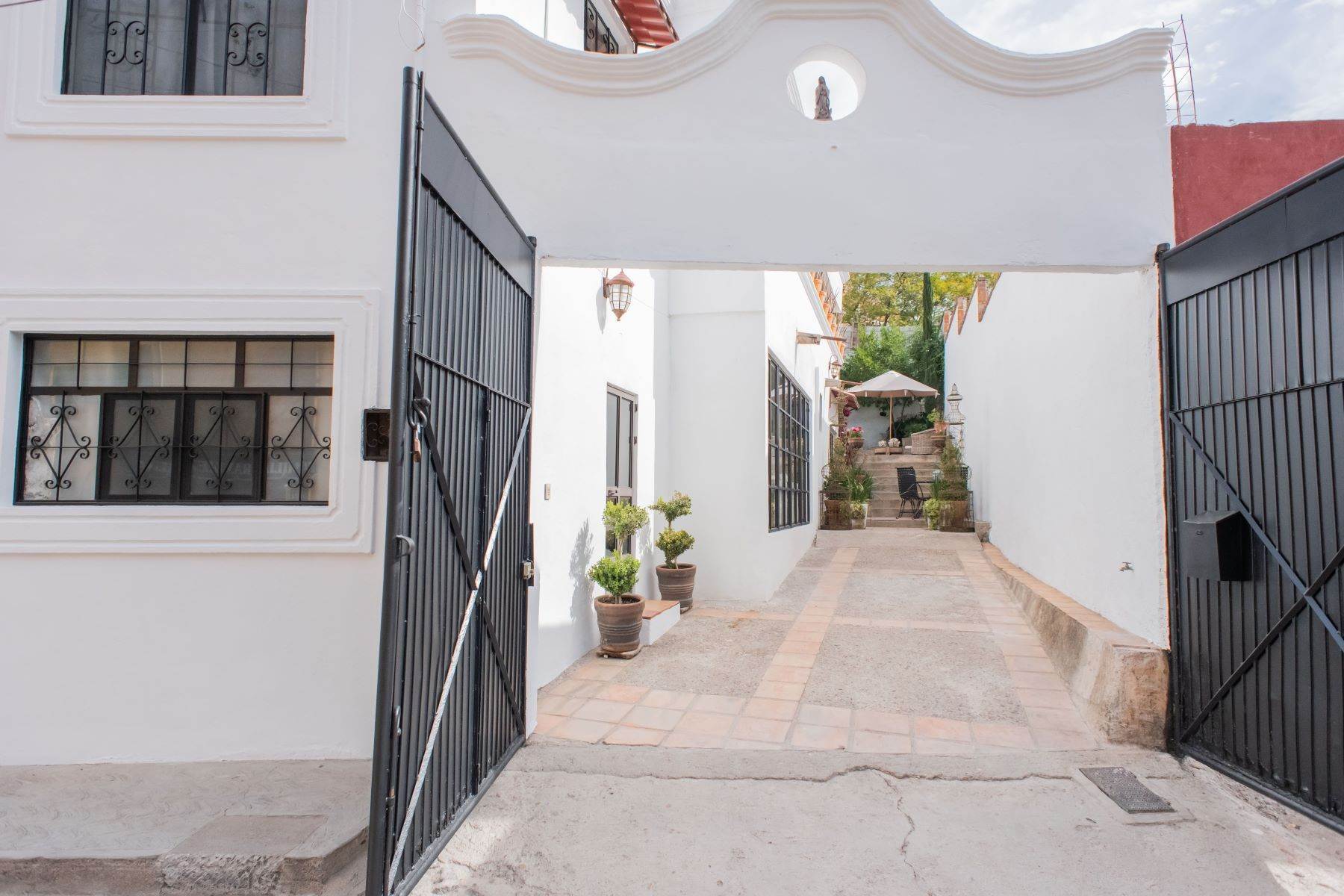 28. Single Family Homes for Sale at Casa del Toro Callejon del Toro 13 San Miguel De Allende, Guanajuato 37750 Mexico