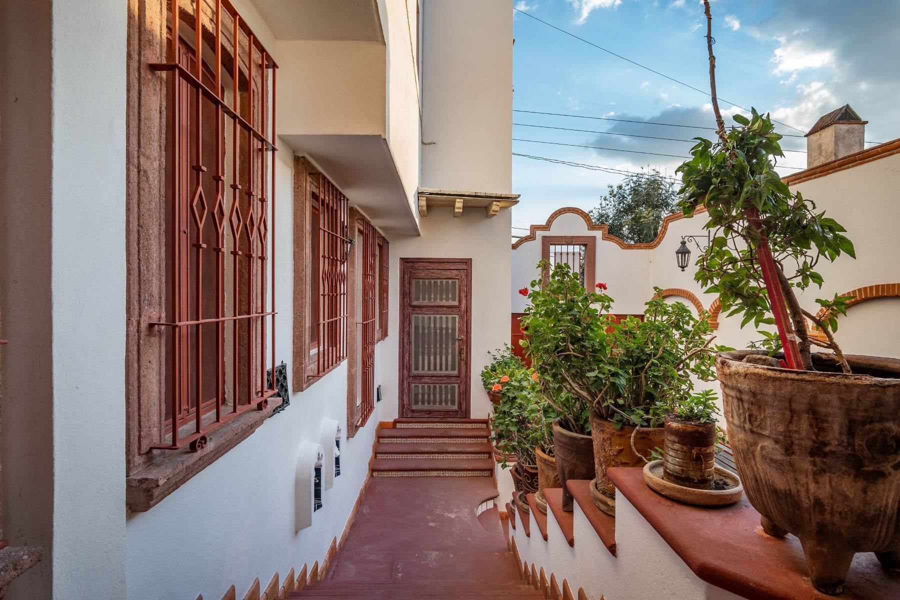 15. Multi-Family Homes for Sale at CASA VISTA DE PAJARO Prol. Cuesta de San Jose #4 San Miguel De Allende, Guanajuato 37720 Mexico