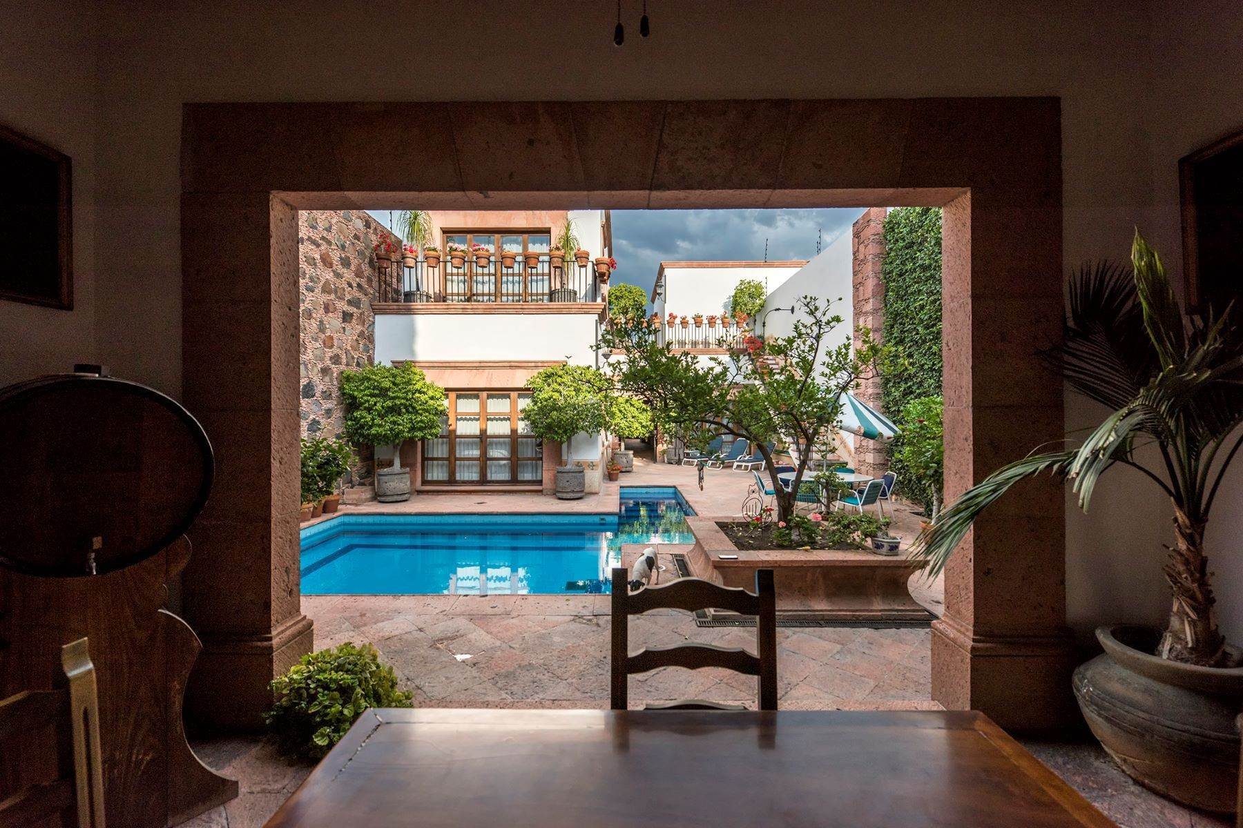 19. Single Family Homes for Sale at Casa Moneda Queretaro, Queretaro Mexico