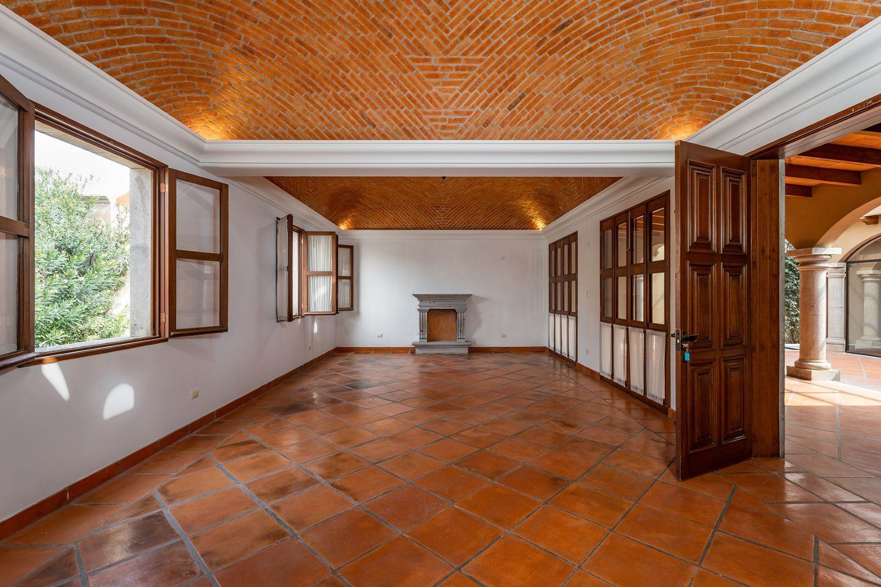 27. Single Family Homes for Sale at Casa Portico Sevilla 61 San Miguel De Allende, Guanajuato 37700 Mexico