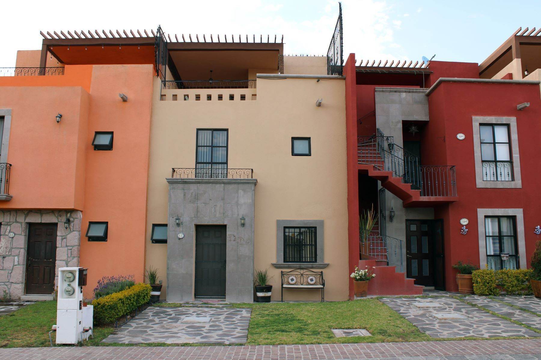 16. Single Family Homes for Sale at Villa Antigua Zirandaro Circuito Antigua No. 63 Zirandaro San Miguel De Allende, Guanajuato 37749 Mexico
