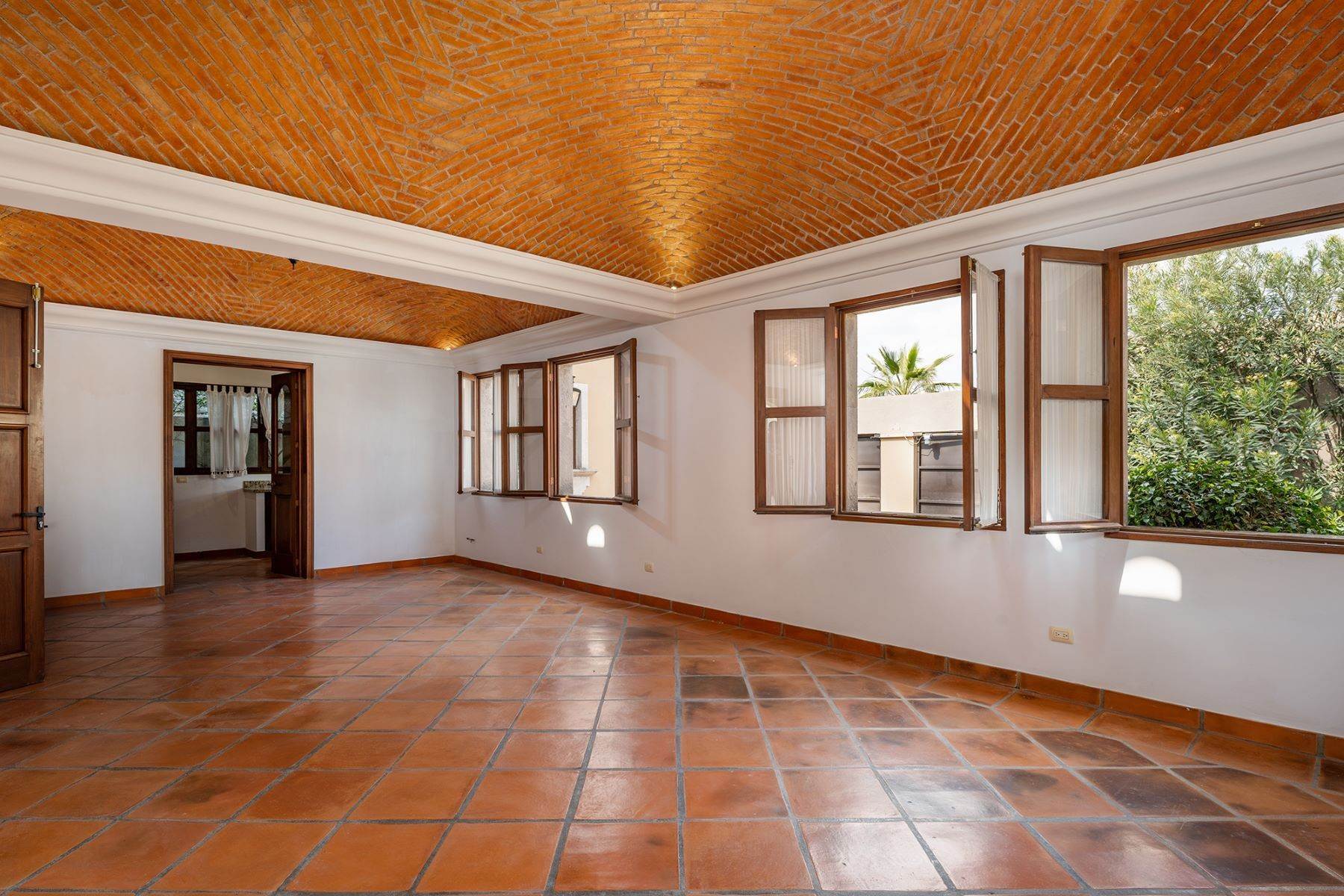 28. Single Family Homes for Sale at Casa Portico Sevilla 61 San Miguel De Allende, Guanajuato 37700 Mexico