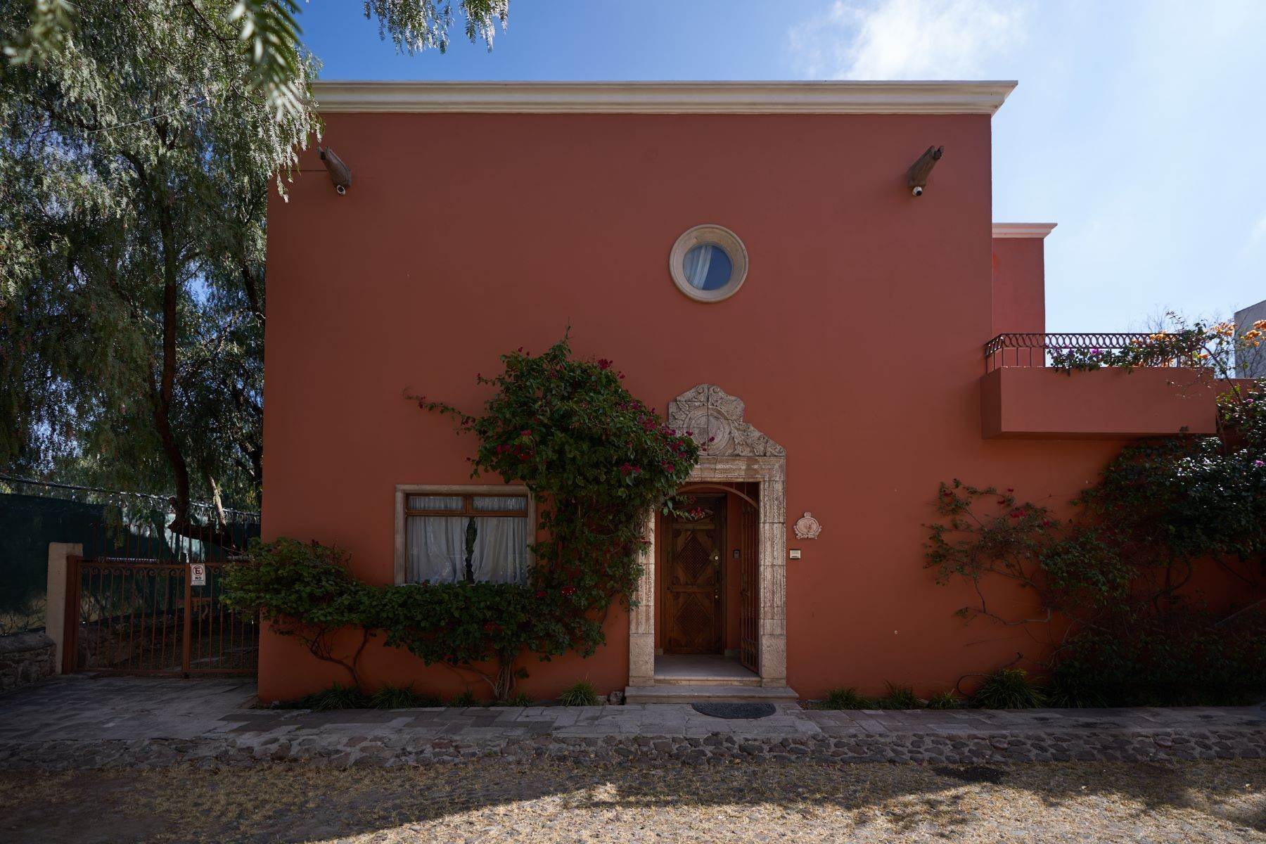 3. Single Family Homes for Sale at Casa Dos Guapas San Jose del Obraje San Miguel De Allende, Guanajuato 37700 Mexico