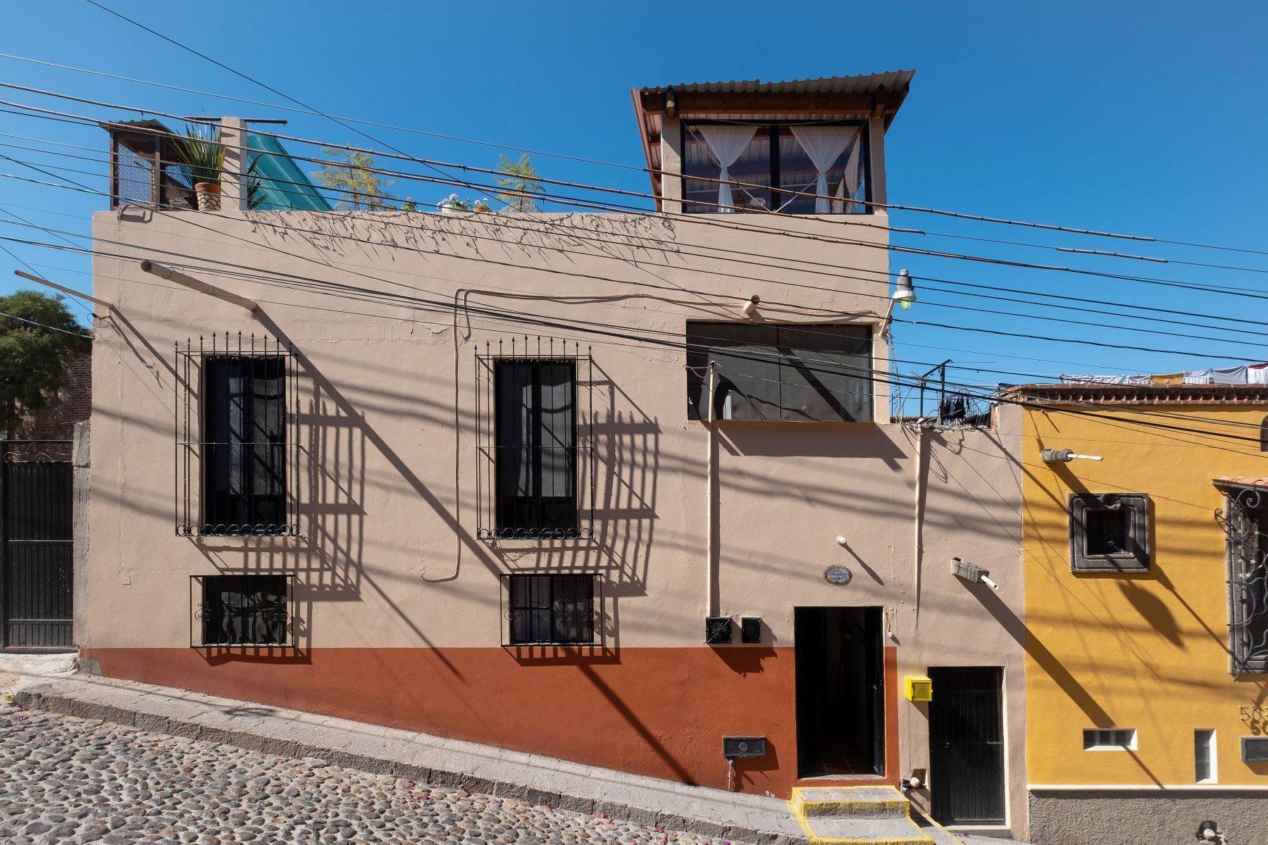 15. Single Family Homes for Sale at Acamapixtle #48, Col. Azteca San Miguel De Allende, Guanajuato 37729 Mexico